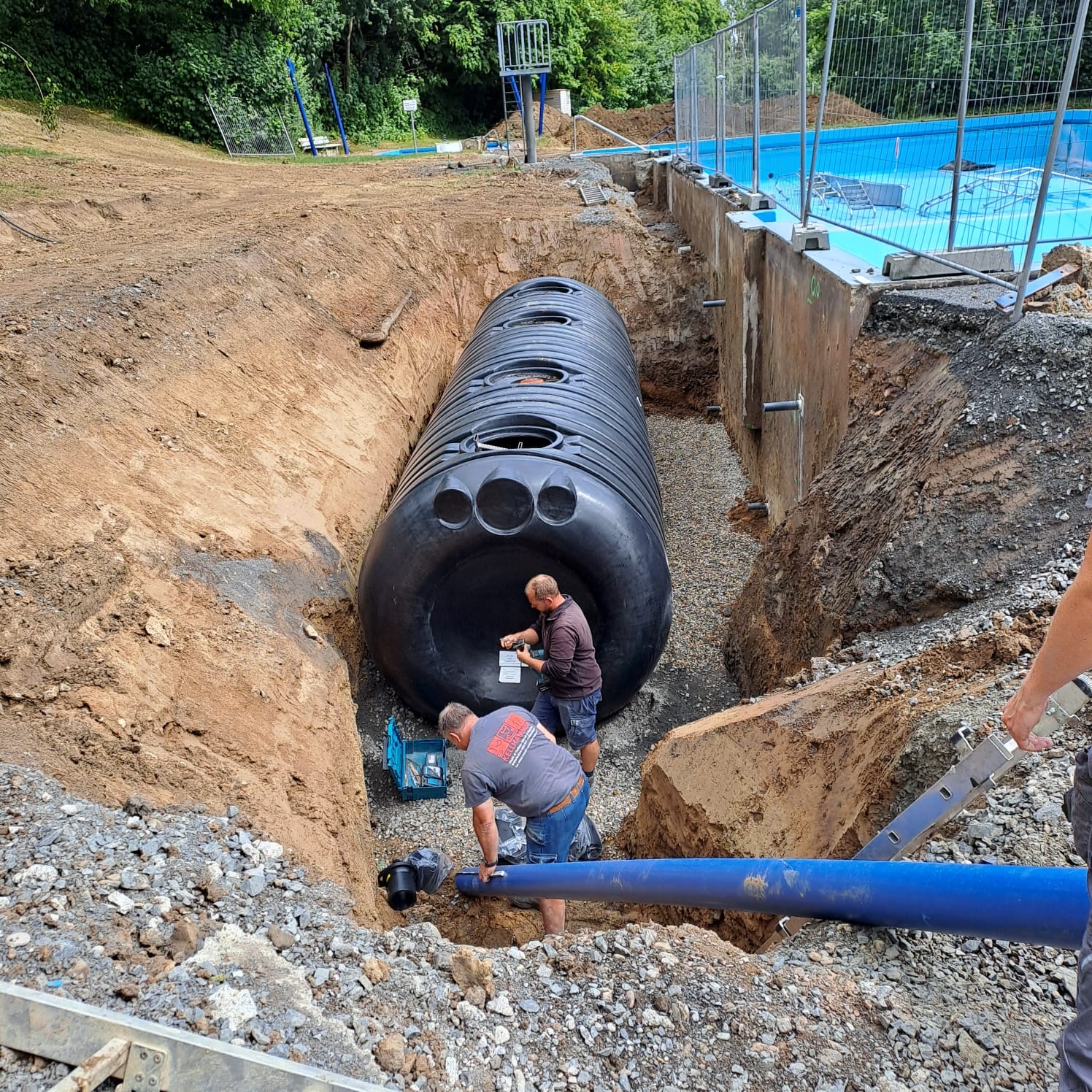 Schwallwassertank Personen Erde Freibad