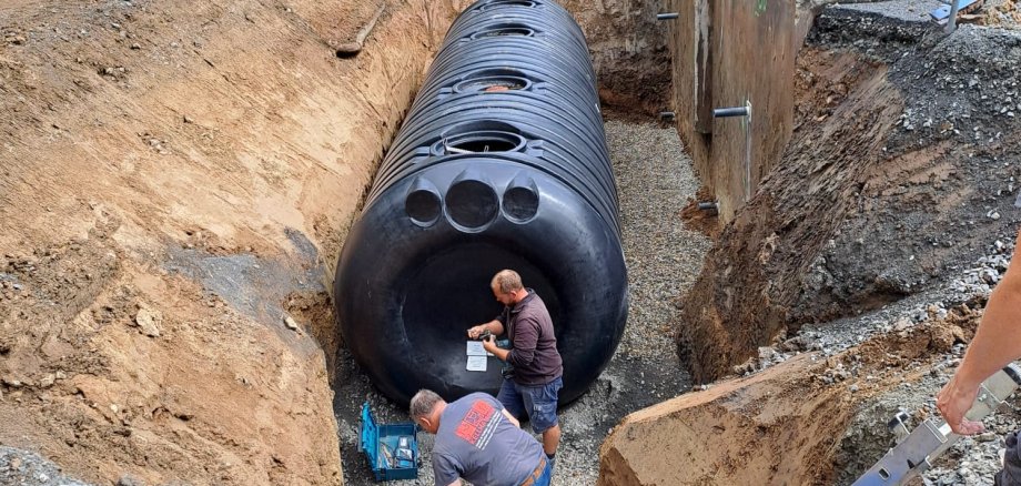 Schwallwassertank Personen Erde Freibad
