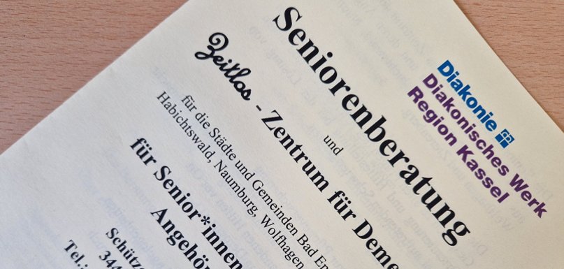 Flyer Papier Zettel Tisch