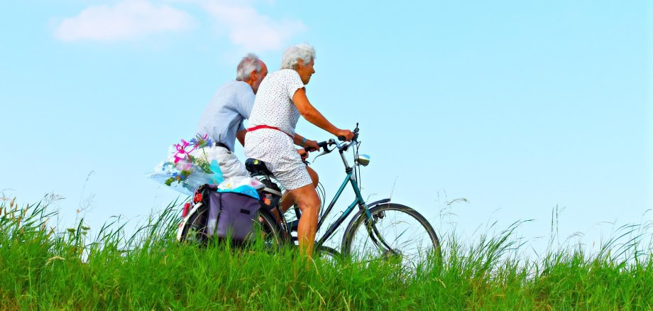 Personen Fahrrad Gras Himmel Wolken 