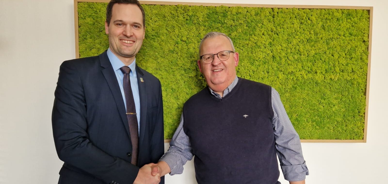 Bürgermeister Sebastian Lesch mit Stefan Hable vor einem Moosbild