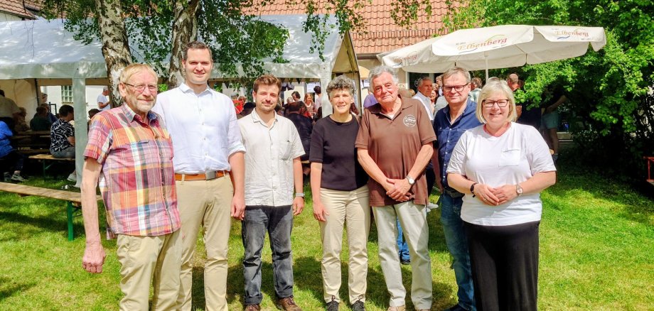7 Personen stehen vor dem Dorfcafé