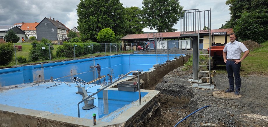 Sebastian Lesch guckt sich die Baustelle im Freibad Heimarshausen an