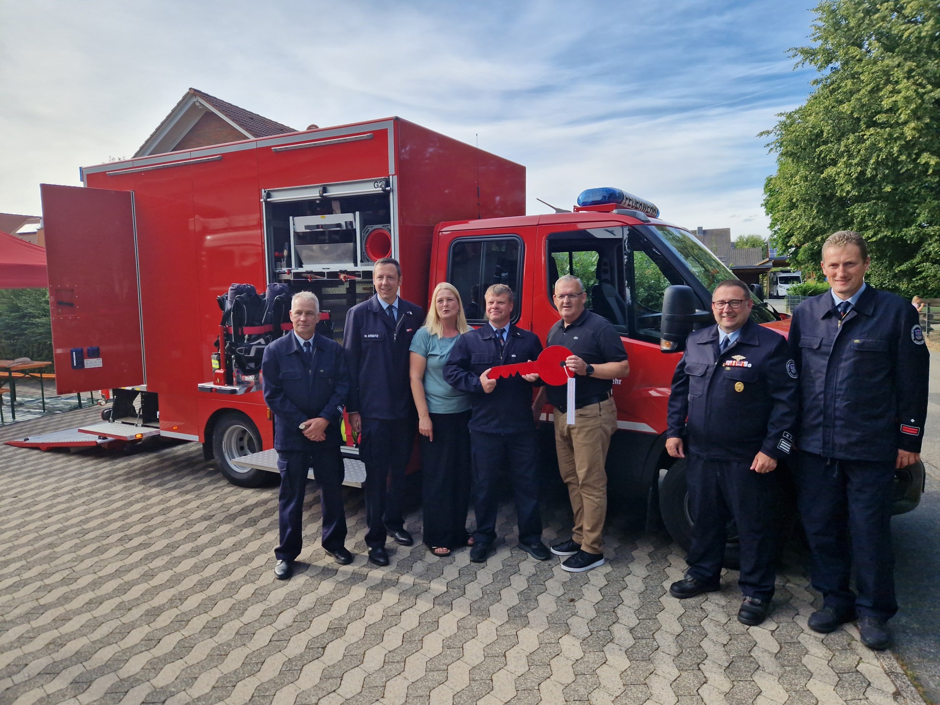 Gruppenfoto vorm neuen Feuerwehrfahrzeug Altenstädt