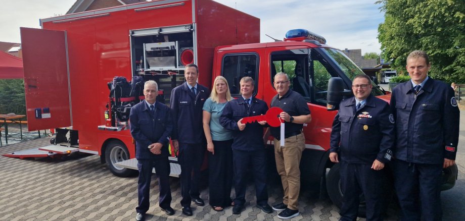 Gruppenfoto vorm neuen Feuerwehrfahrzeug Altenstädt