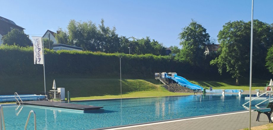 Freibad Becken Pflaster Sprungturm