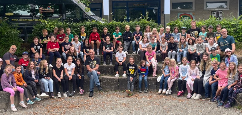Gruppenfoto von den Teilnehmenden Mädchen und Jungen inkl. Betreuenden