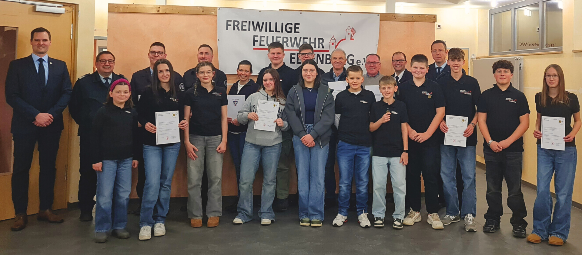 Design ohne Titel - 1 Die Geehrten und Beförderten Feuerwehrfrauen und Feuerwehrmänner mit Bürgermeister Sebastian Lesch.