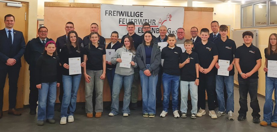 Die Geehrten und Beförderten Feuerwehrfrauen und Feuerwehrmänner mit Bürgermeister Sebastian Lesch.