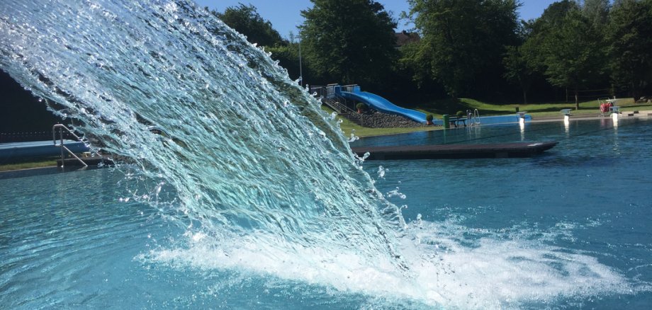 Freibad Naumburg und im Vordergrund eine Wasserfontaine