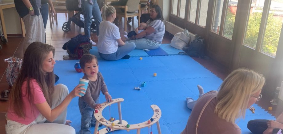 Frauen Babys Spielsachen bunte Puzzlematten Raum Fenster