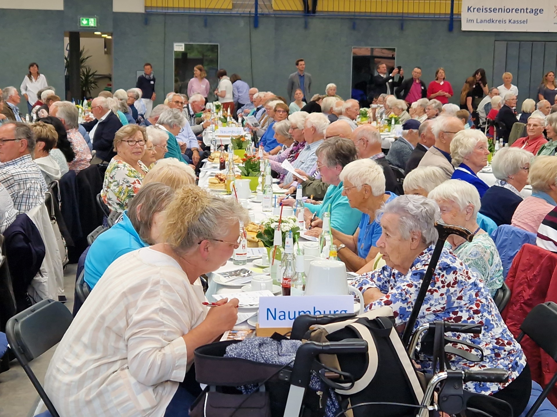 Senioren sitzen an einem Tisch