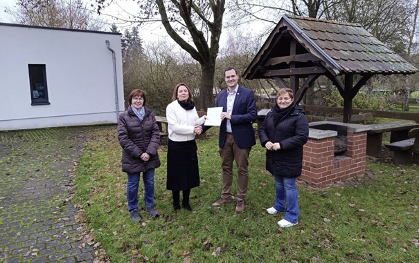 Übergabe Zuwendungsbescheid von Dr. Grebe an Bürgermeister Sebastian Lesch