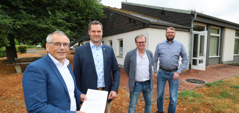 Personen stehen vor dem Dorfgemeinschaftshaus Heimarshausen