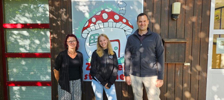 Personen stehen vor der Kindertagesstätte Zwergenstübchen