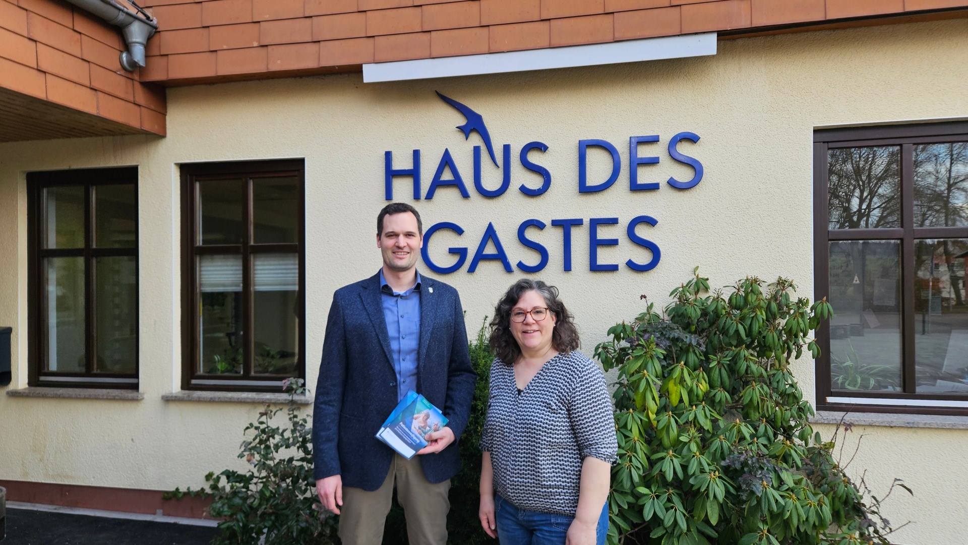 Herr Lesch und Frau Vogel vorm Haus des Gastes