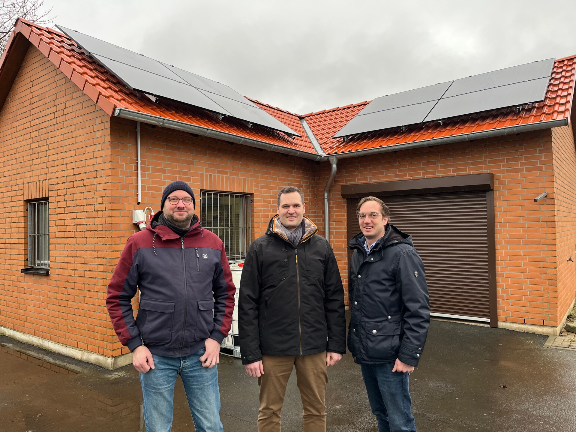 Bürgermeister Sebastian Lesch, Bauamtsleiter Markus Sälzer und der Mitarbeiter Philipp Lange von der Firma BLG Projekt GmbH vor der Kläranlage Altenstädt.