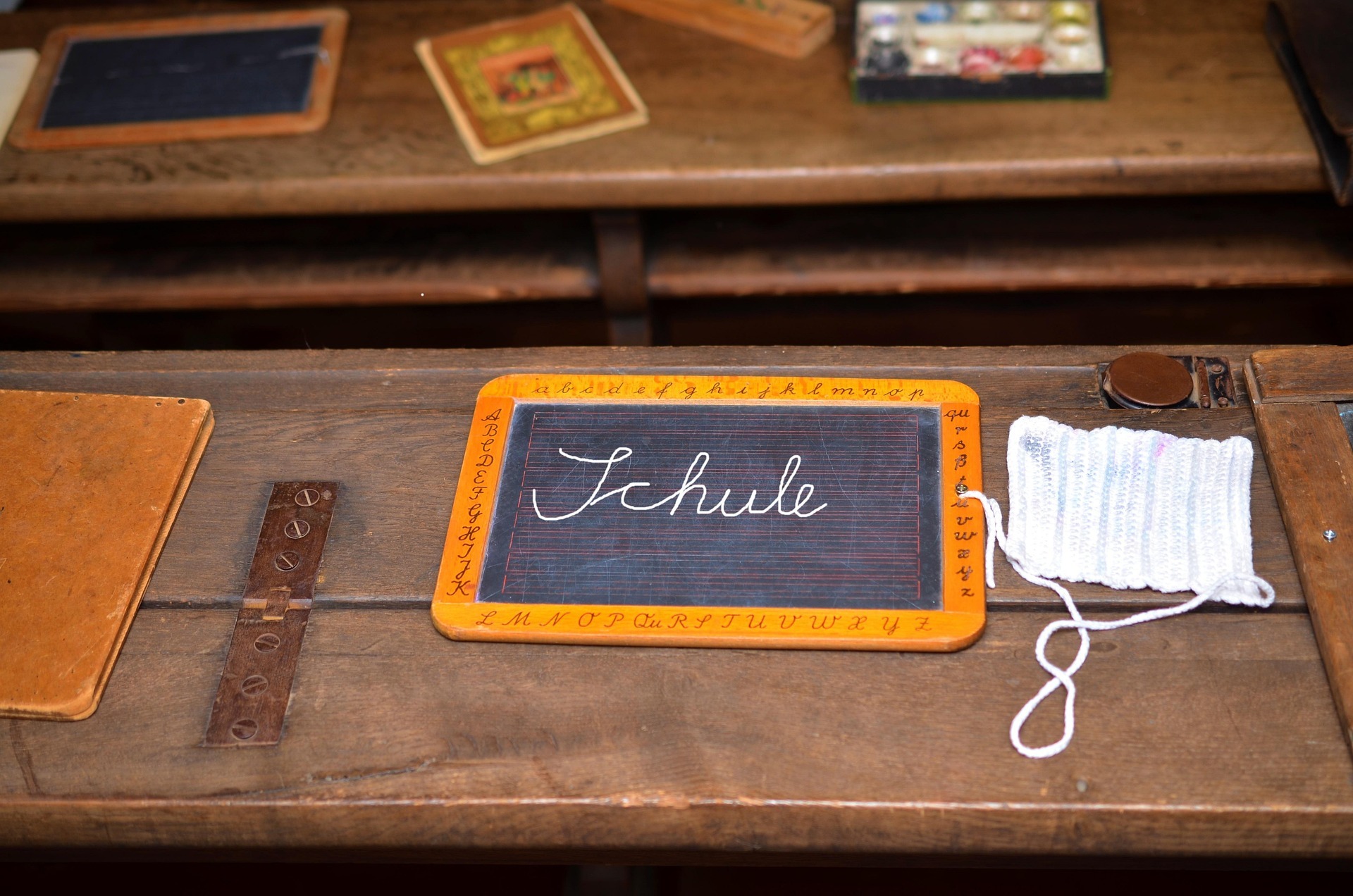 Alter Holztisch mit einer Kreidetafel darauf