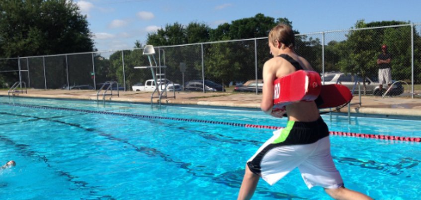 Junge springt ins Wasser