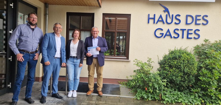 Personen Haus des Gastes Tür Fenster Büsche 