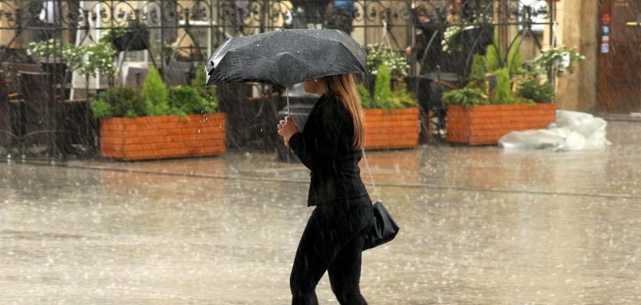 Straße Frau Regen Regenschirm 