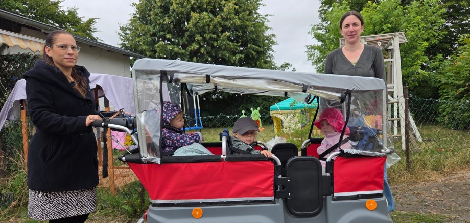 Frauen Kinder Krippenwagen Bäume