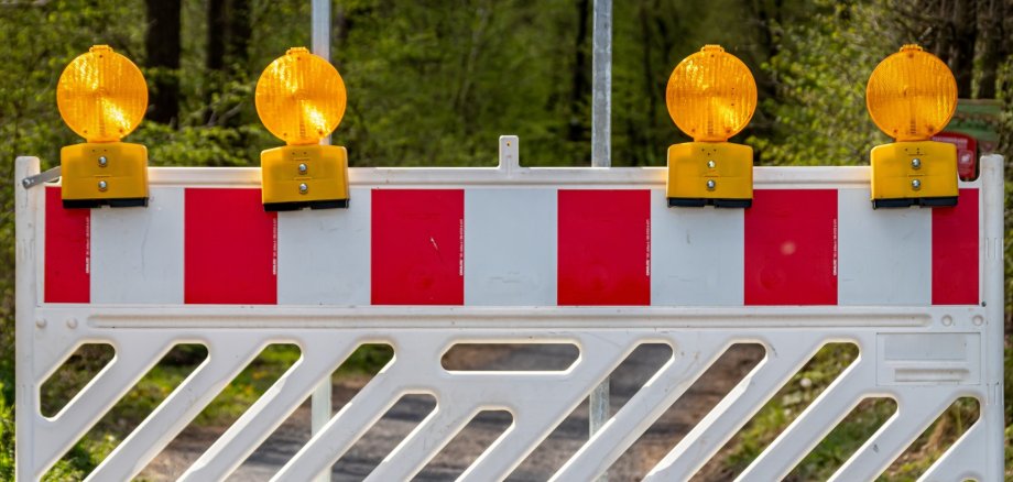 Ein Straßensperrungsschild steht auf der Straße