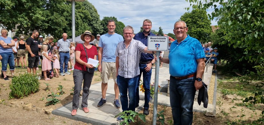Gruppenfoto vor dem Schild Wassertretstelle am Weißen Garten