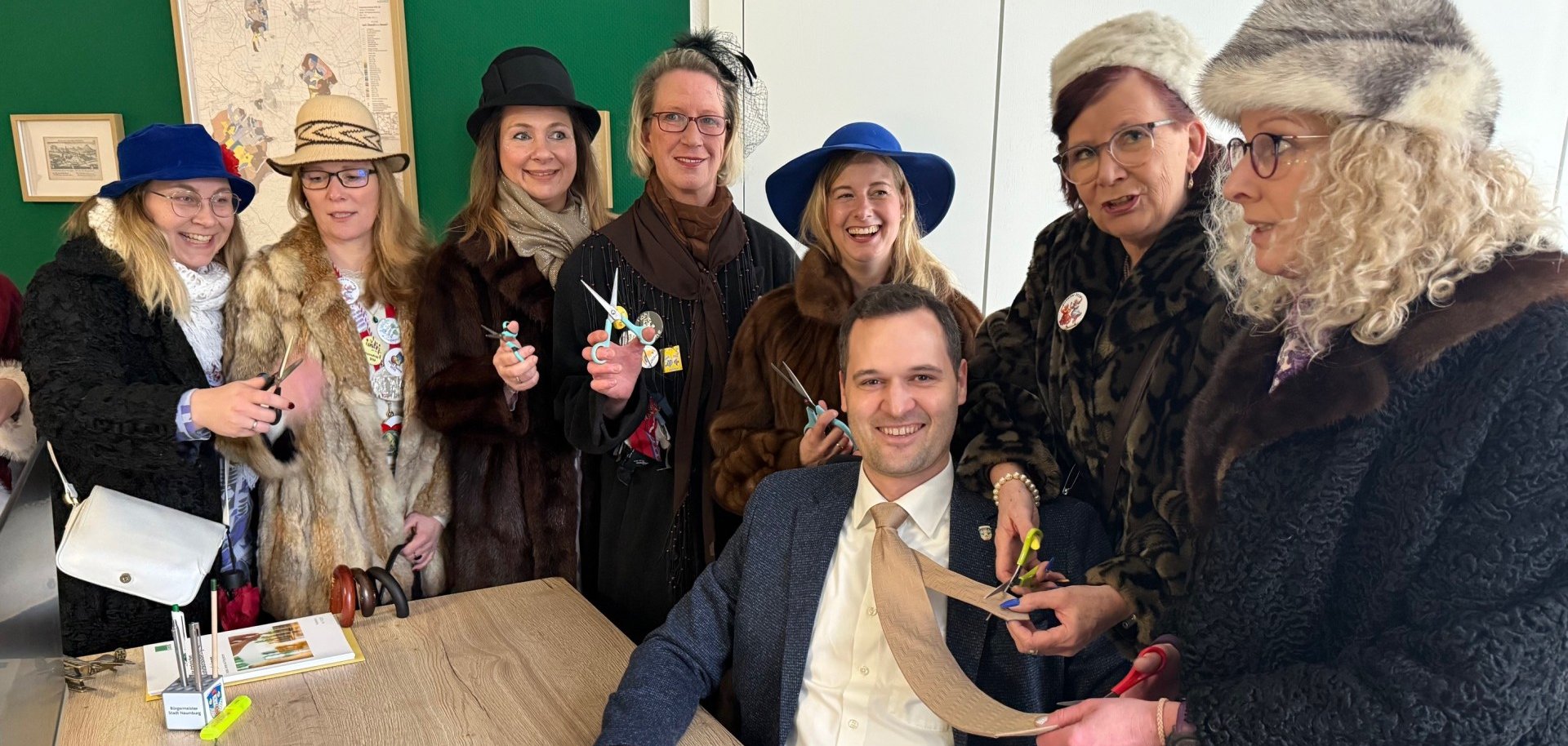 Alte Weiber schneiden dem Bürgermeister Sebastian Lesch den Schlips ab