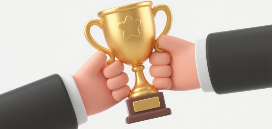 Zwei Hände halten einen Pokal