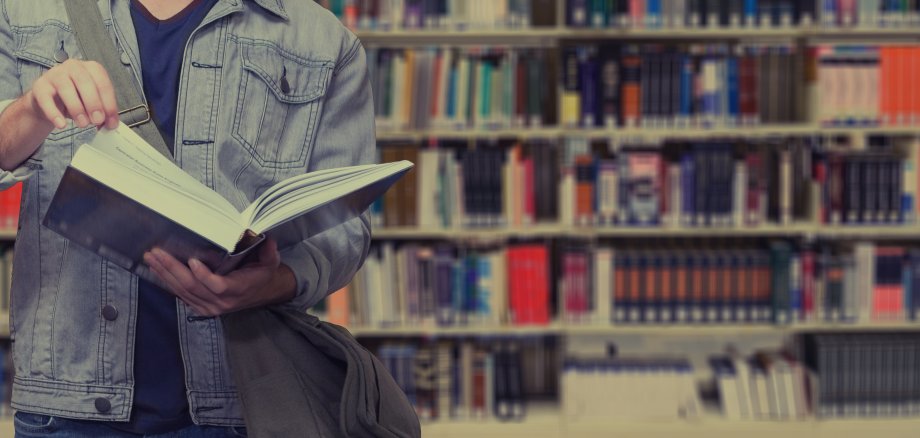 Eine Person liest gerade am lesen