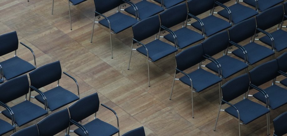 Senioren sitzen an einem Tisch