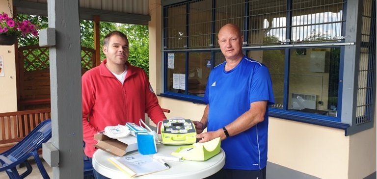 Übergabe eines Defibrillator für das Freibad Heimarshausen von Herrn Timo Jassmann (DRK Bereitschaft Naumburg)