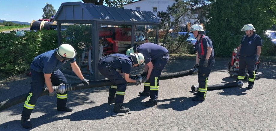 Feuerwehrleute ziehen am Schlauch