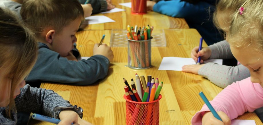 Kinder Malen Stifte Tisch
