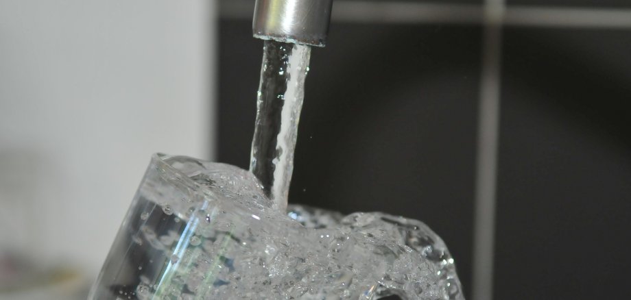 Wasserhahn Wasser Glas