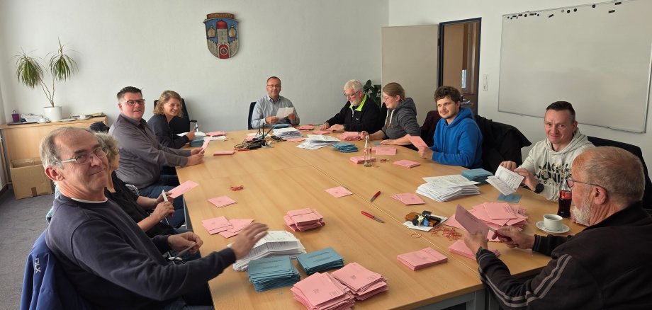 Personen Tisch Briefwahlunterlagen Stadtwappen
