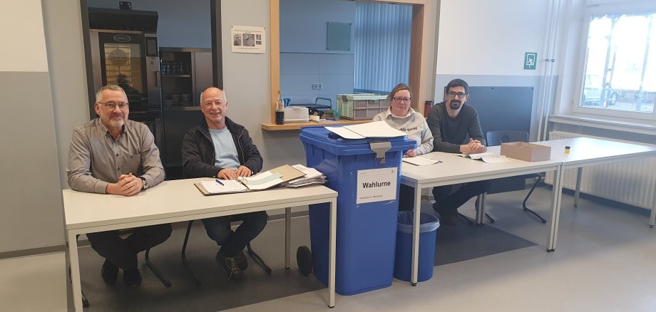Wahlhelfer Tische Wahlurne blaue Tonne Personen