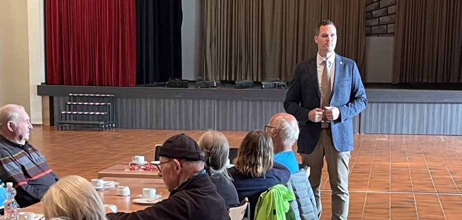 Neuer Bürgermeister Sebastian Lesch stellt sich beim Seniorentreff vor