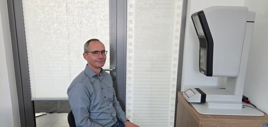 Person Foto-Gerät Schrank Tür Teppich Stuhl