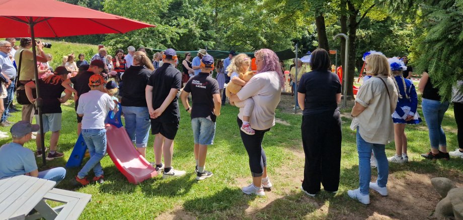 Personen Bäume Sonnenschirm