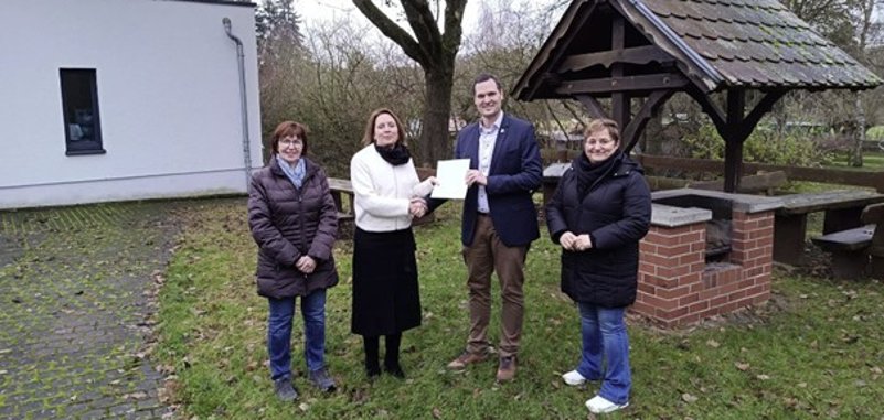 Übergabe Zuwendungsbescheid von Dr. Grebe an Bürgermeister Sebastian Lesch