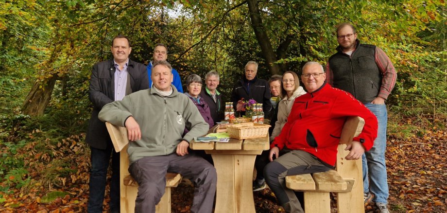 Gruppenfoto an der neuen Rastplatz Sitzgruppe Zweiherrenstein