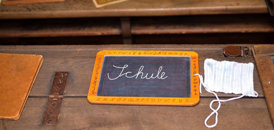 Alter Holztisch mit einer Kreidetafel darauf