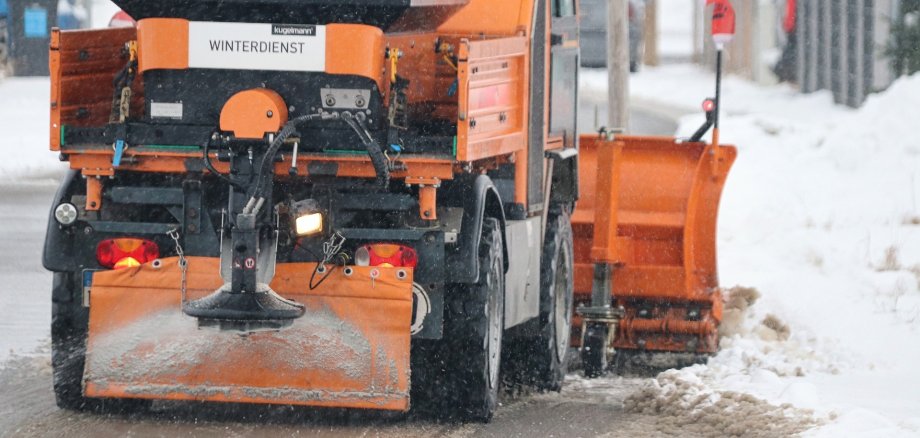 Winterdienstfahrzeug Schneeschild Schnee