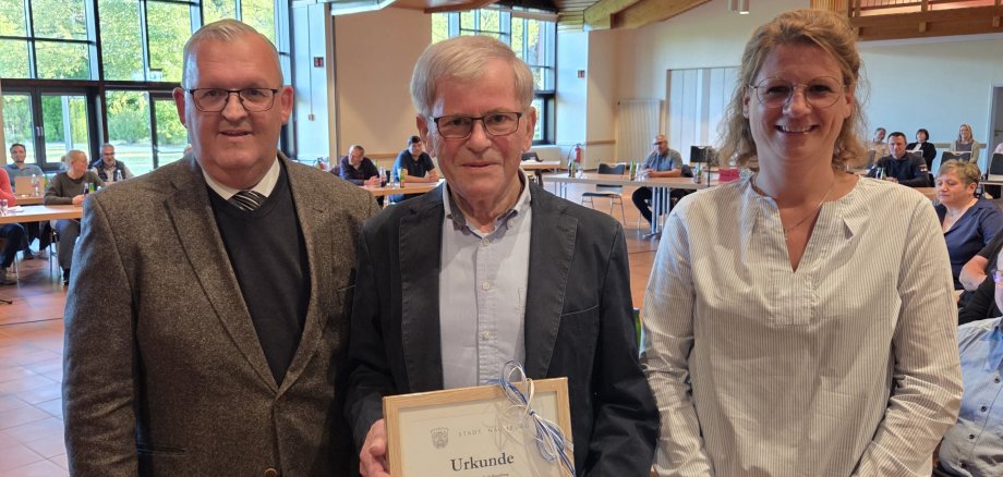 Frau Mann Personen Jubilare Raum Tisch 