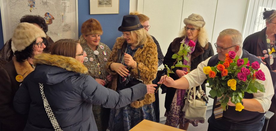 Alte Damen Bürgermeister Rosen Blumen Kostüme