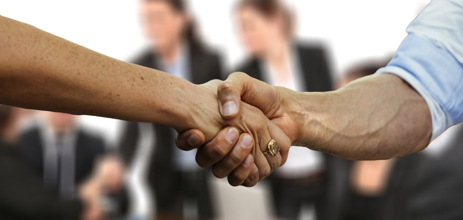 Hände die sich schütteln