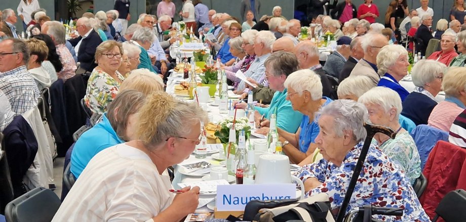 Senioren sitzen an einem Tisch