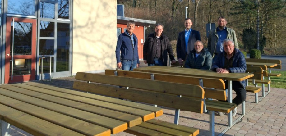 Neue Sitzgruppen vor der Flachsrose in Elbenberg